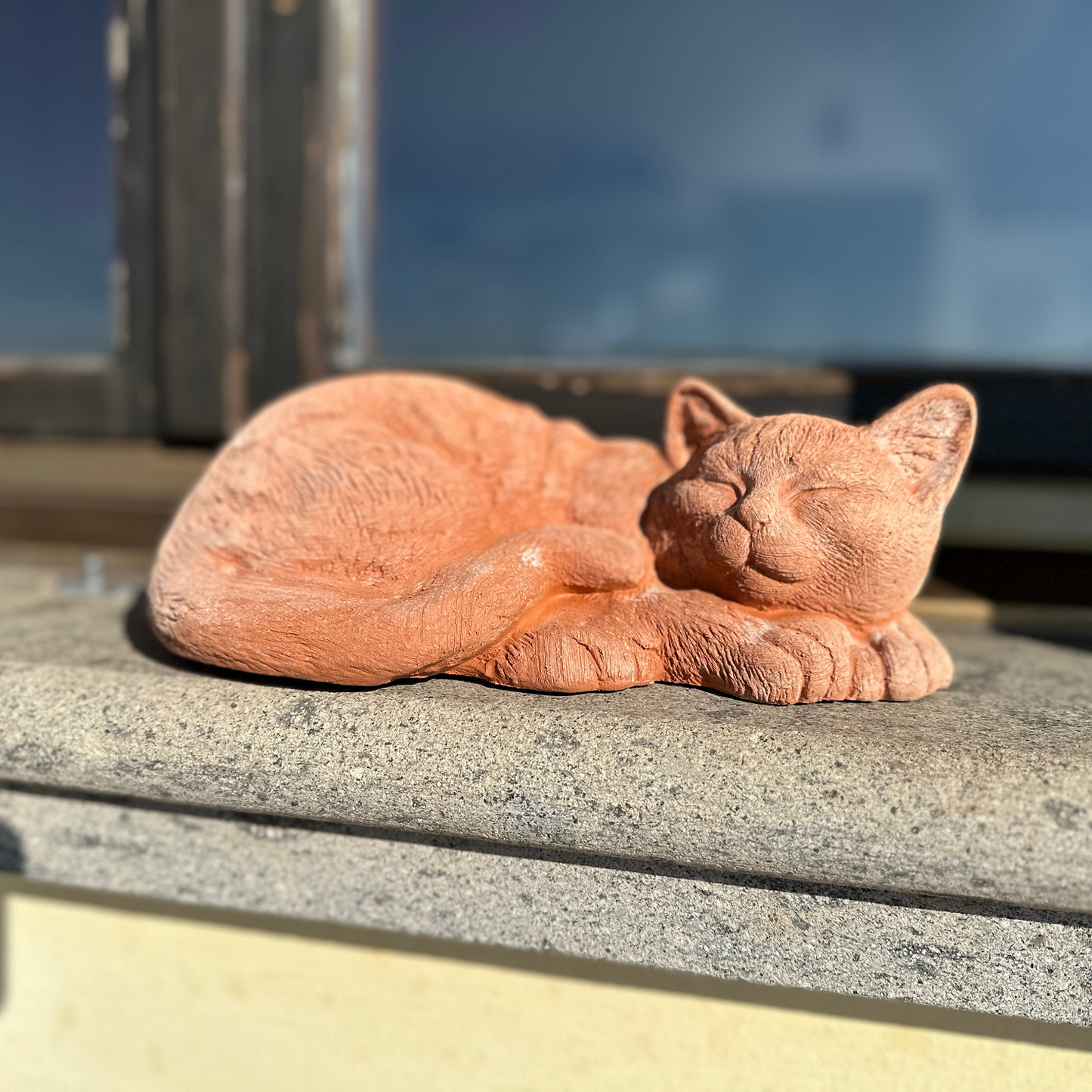 Gatto che dorme in terracotta artigianale per arredo giardino decorazione unica resistente alle intemperie