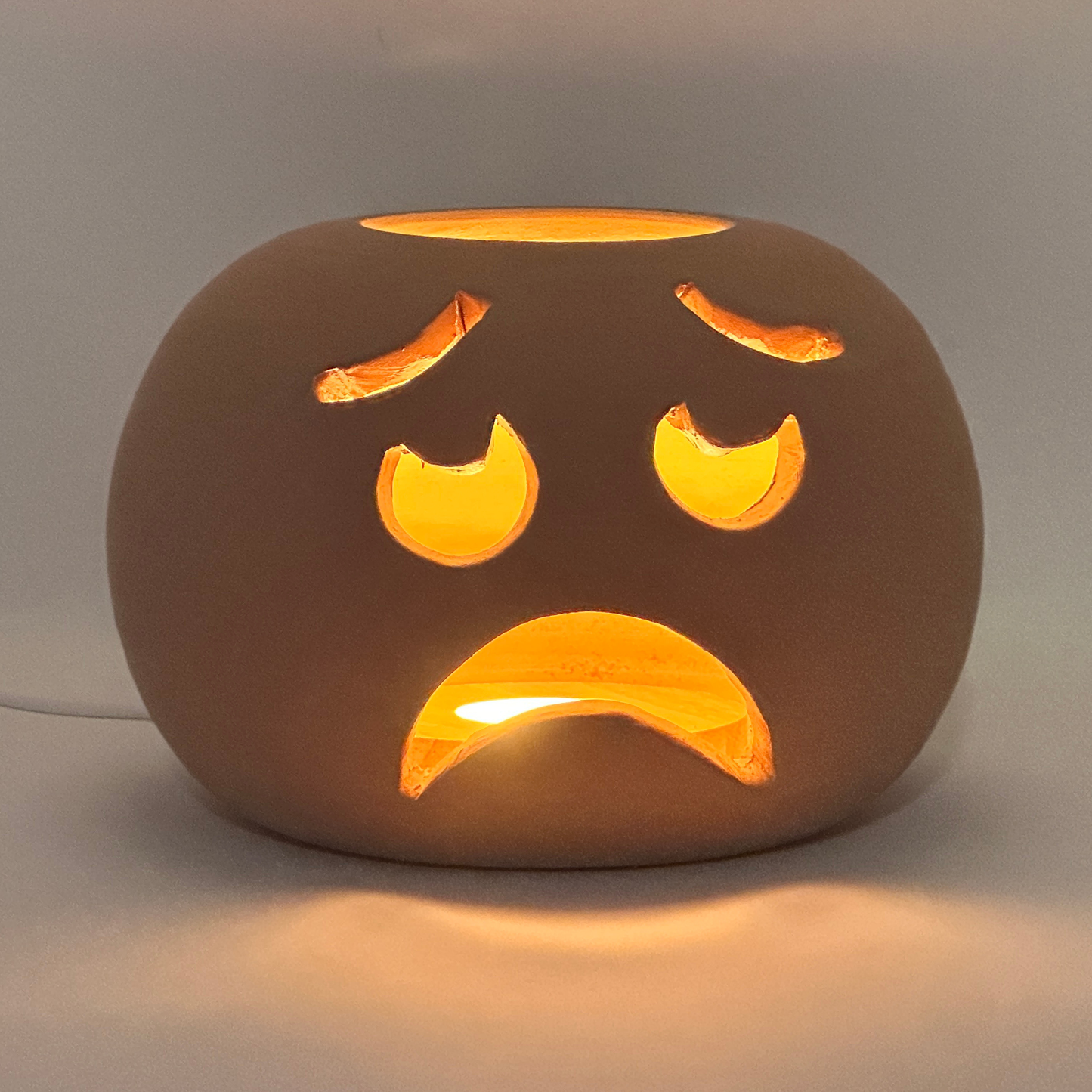 Toocook Lampada Decorativa Emoji Triste – Ceramica Artigianale con Base per Luce LED – Diametro 17 cm