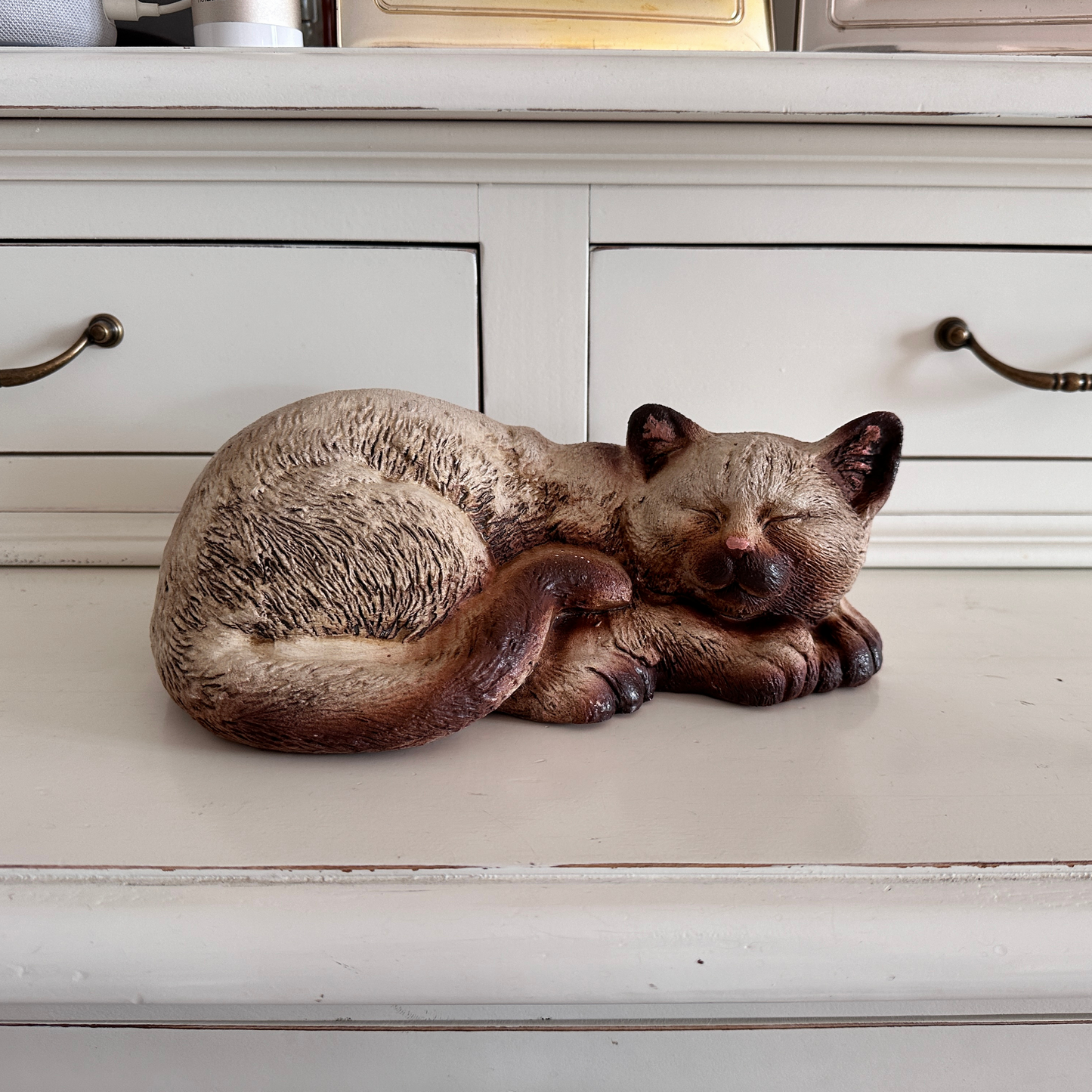 Gatto che dorme in terracotta dipinto a mano per arredo giardino e decorazione casa